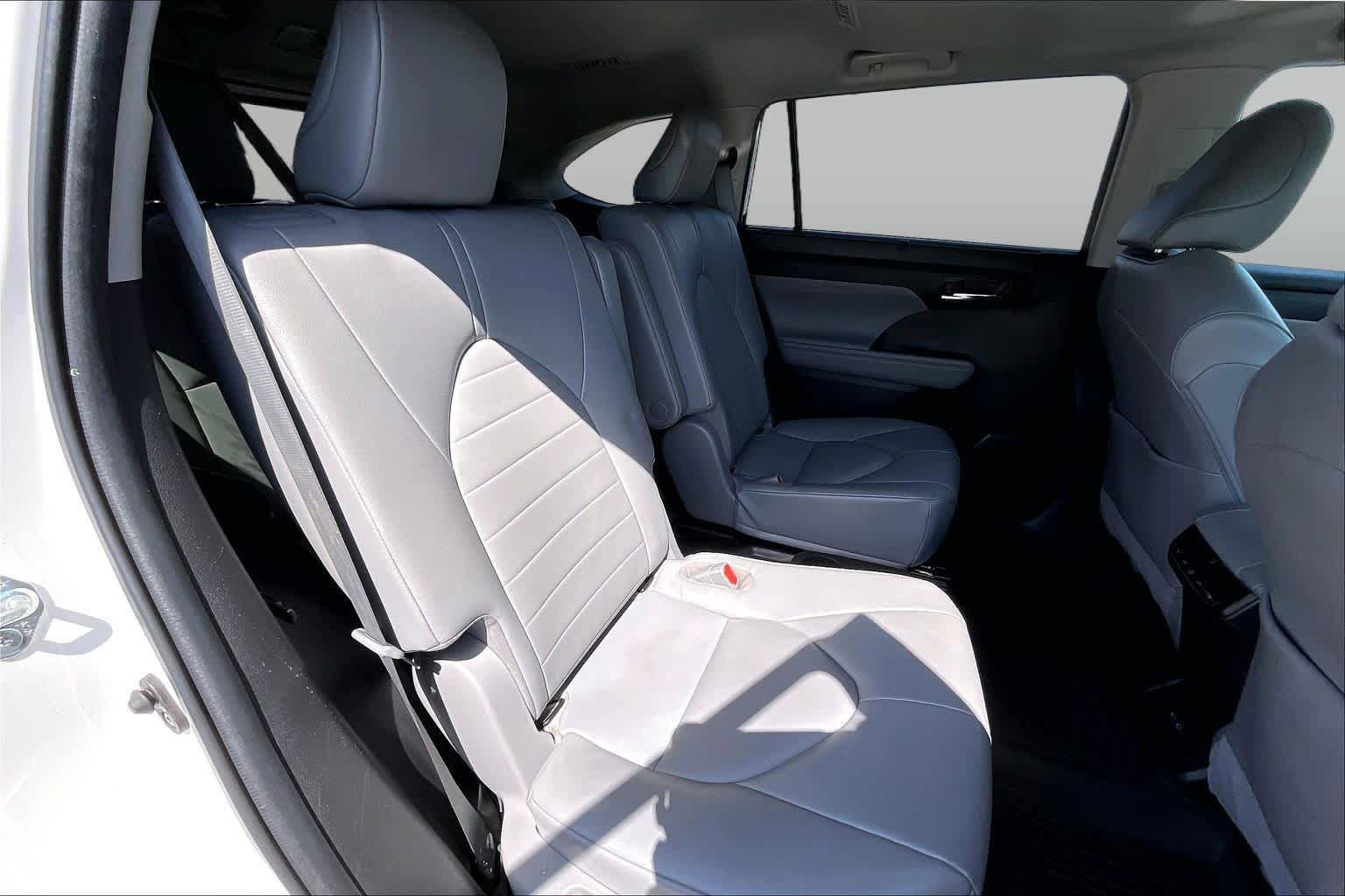 Used 2022 Toyota Highlander XLE FWD image 19