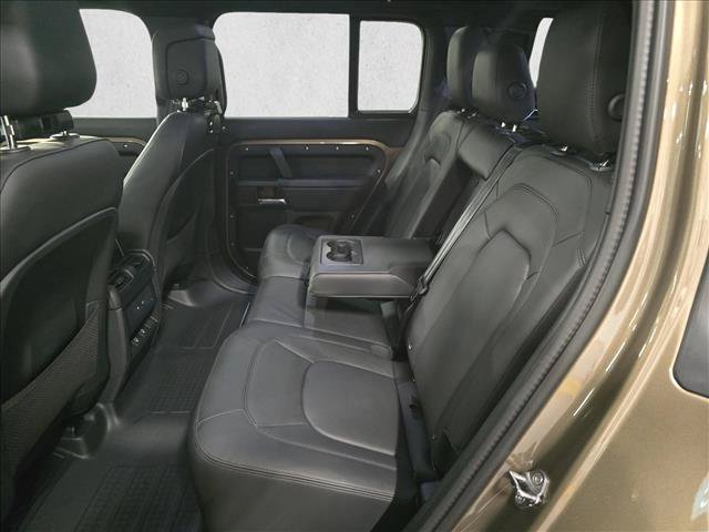 Used 2025 Land Rover Defender 110 X-Dynamic SE AWD/4WD image 13