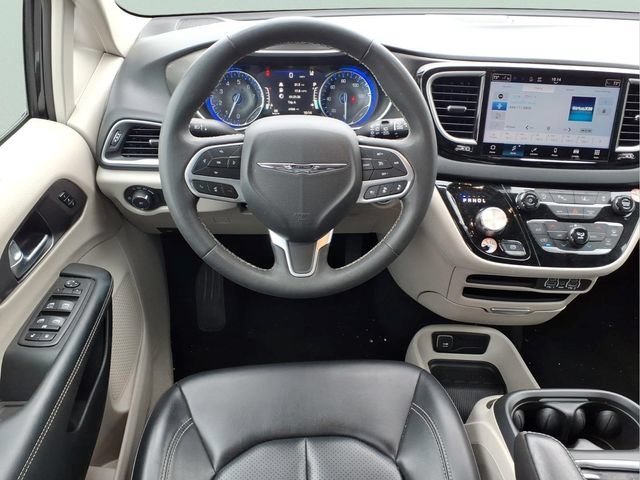 Used 2023 Chrysler Pacifica Touring-L FWD image 6