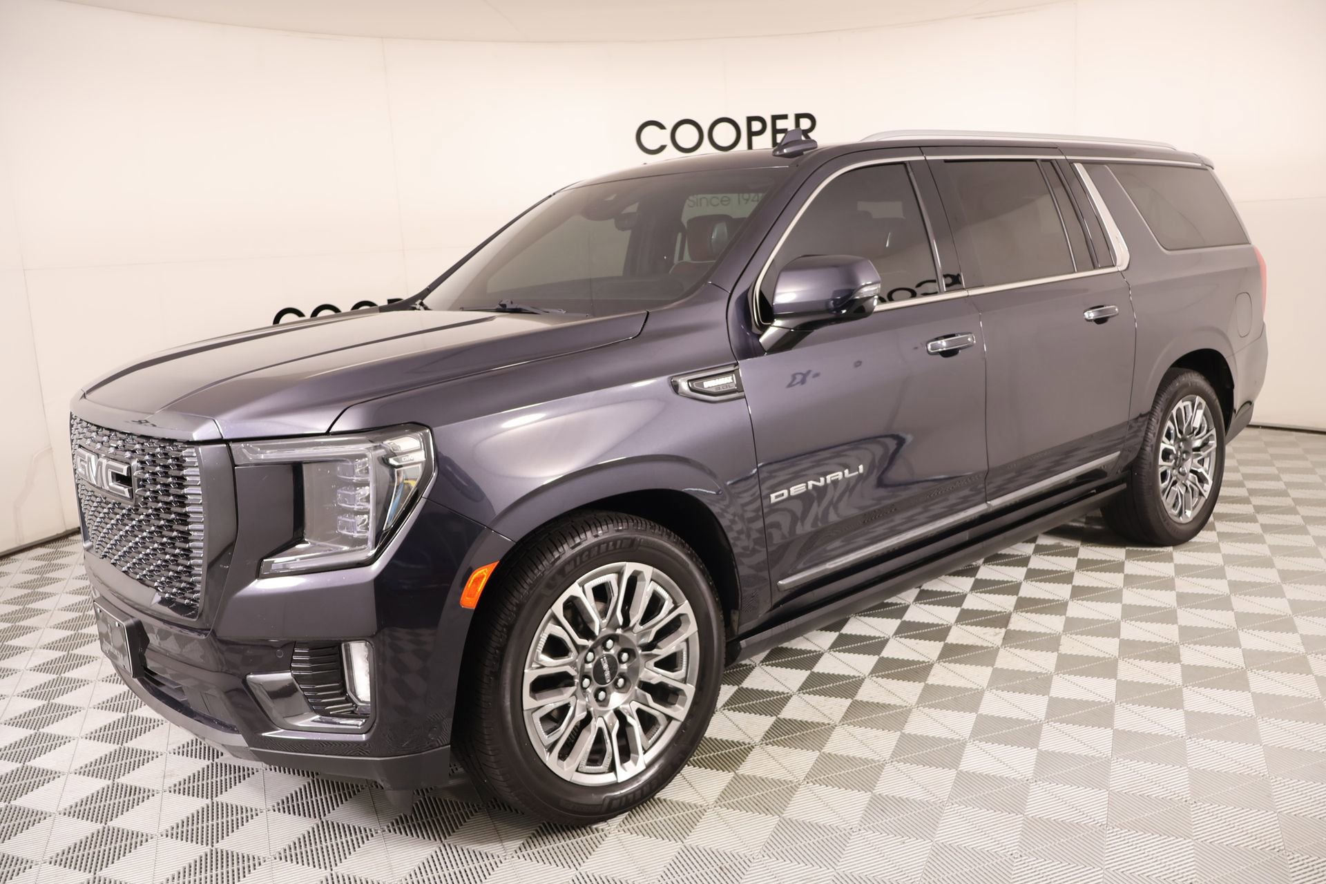 Used 2023 GMC Yukon XL Denali Ultimate AWD/4WD image 10