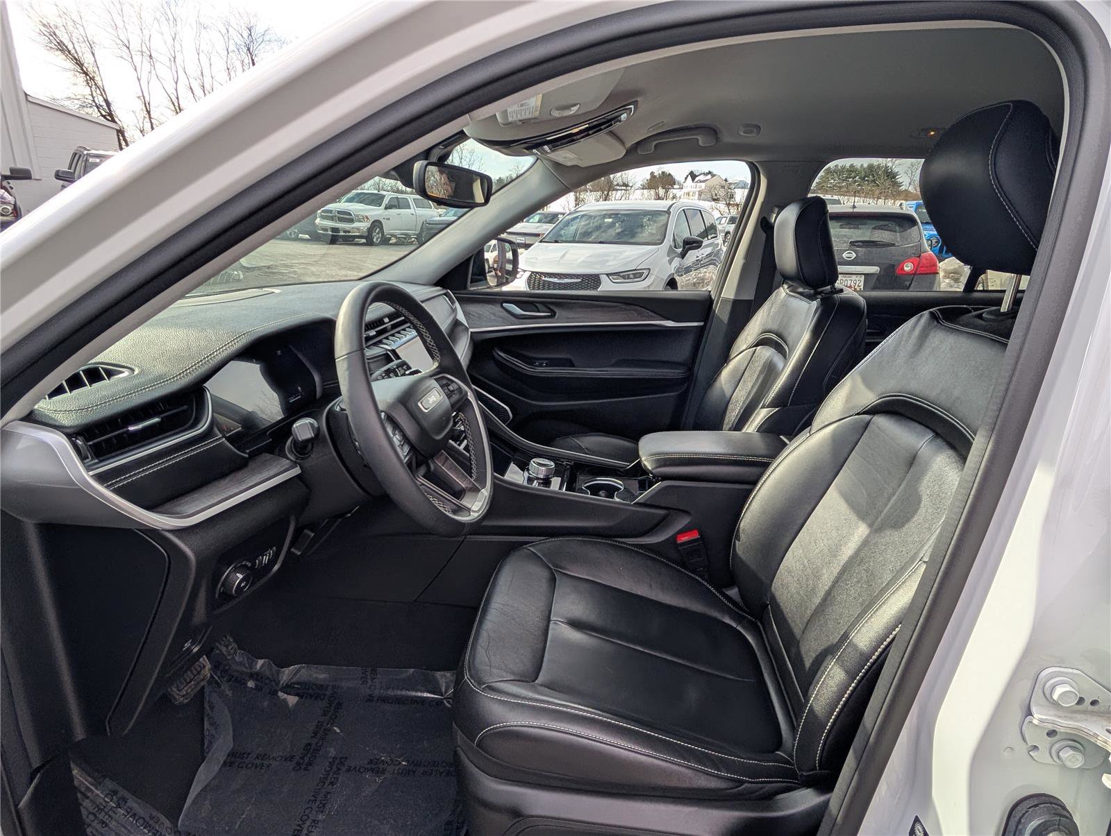 Used 2023 Jeep Grand Cherokee Limited w/ Black Appearance Package image 14