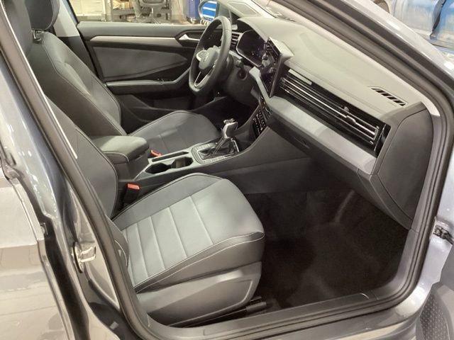 Used 2025 Volkswagen Jetta SE w/ Sunroof Package image 15