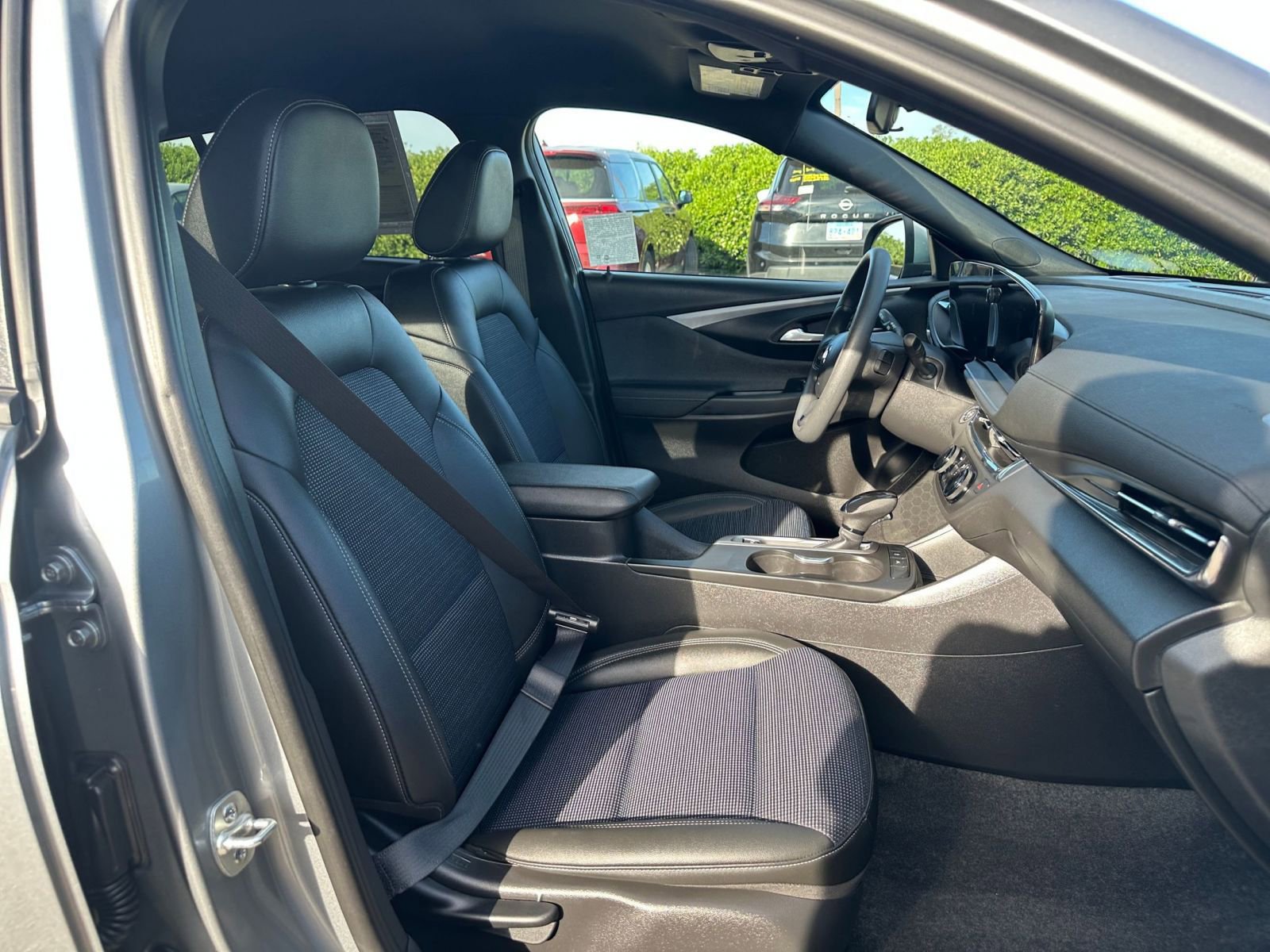 Used 2025 Buick Envista Preferred image 37