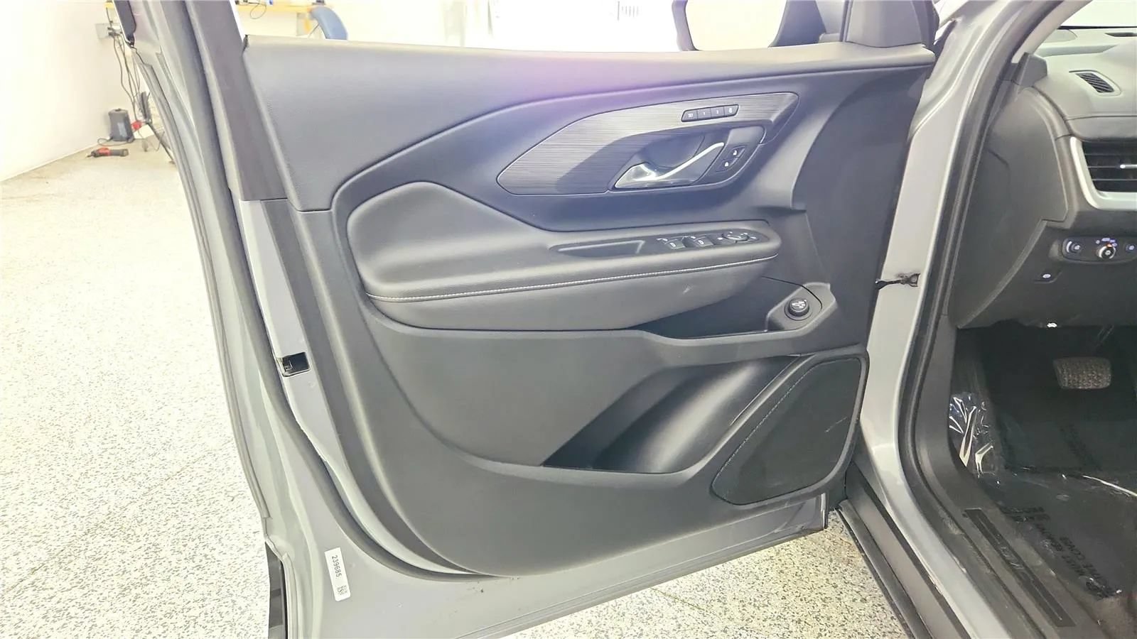 Used 2023 GMC Terrain SLT FWD image 32