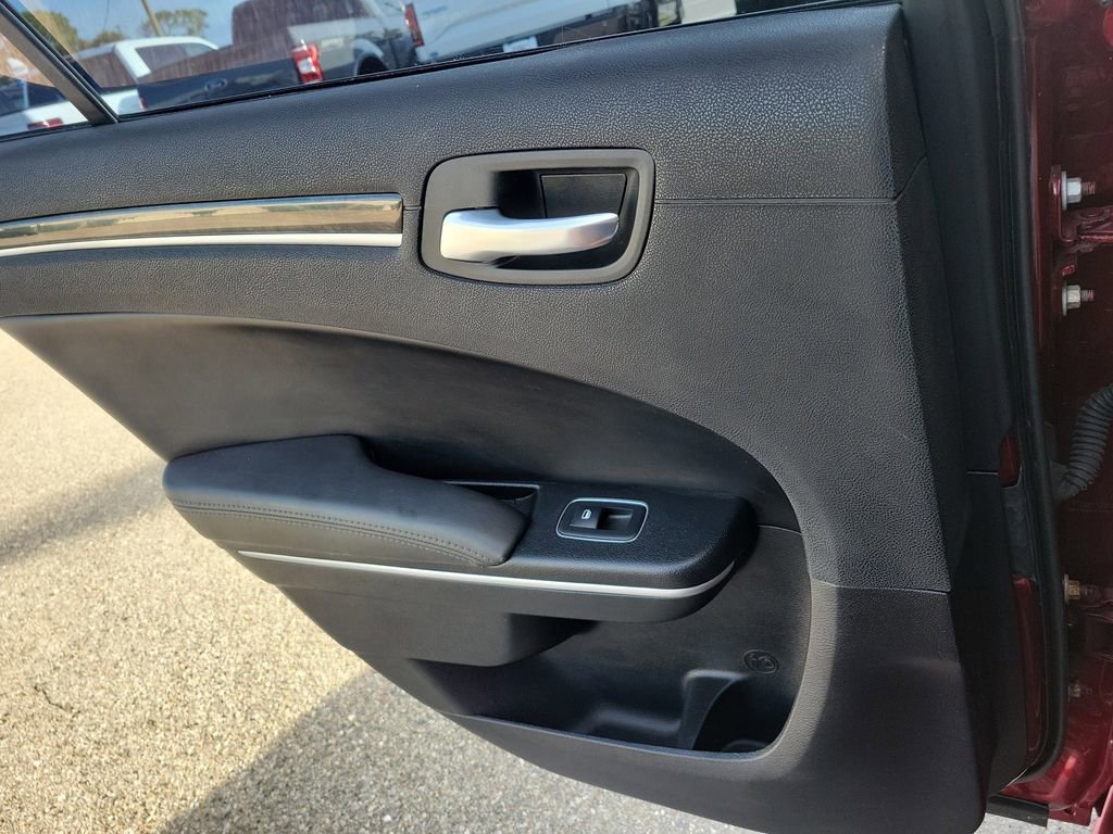Used 2019 Chrysler 300 Limited image 12