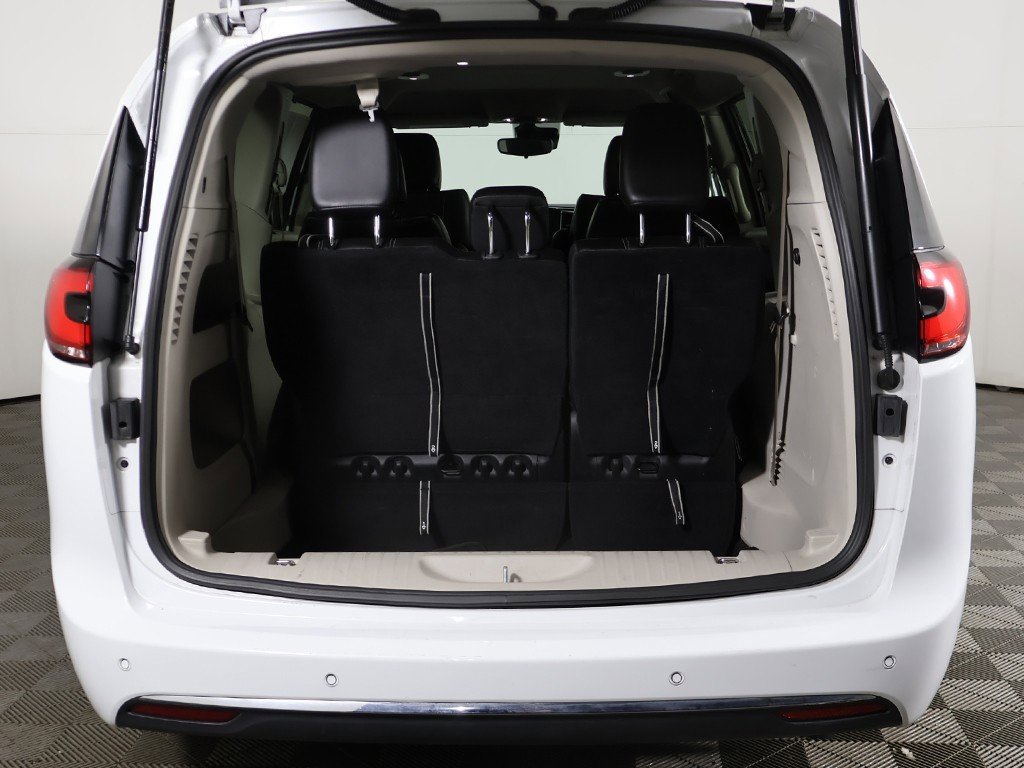 Used 2024 Chrysler Pacifica Touring-L image 16