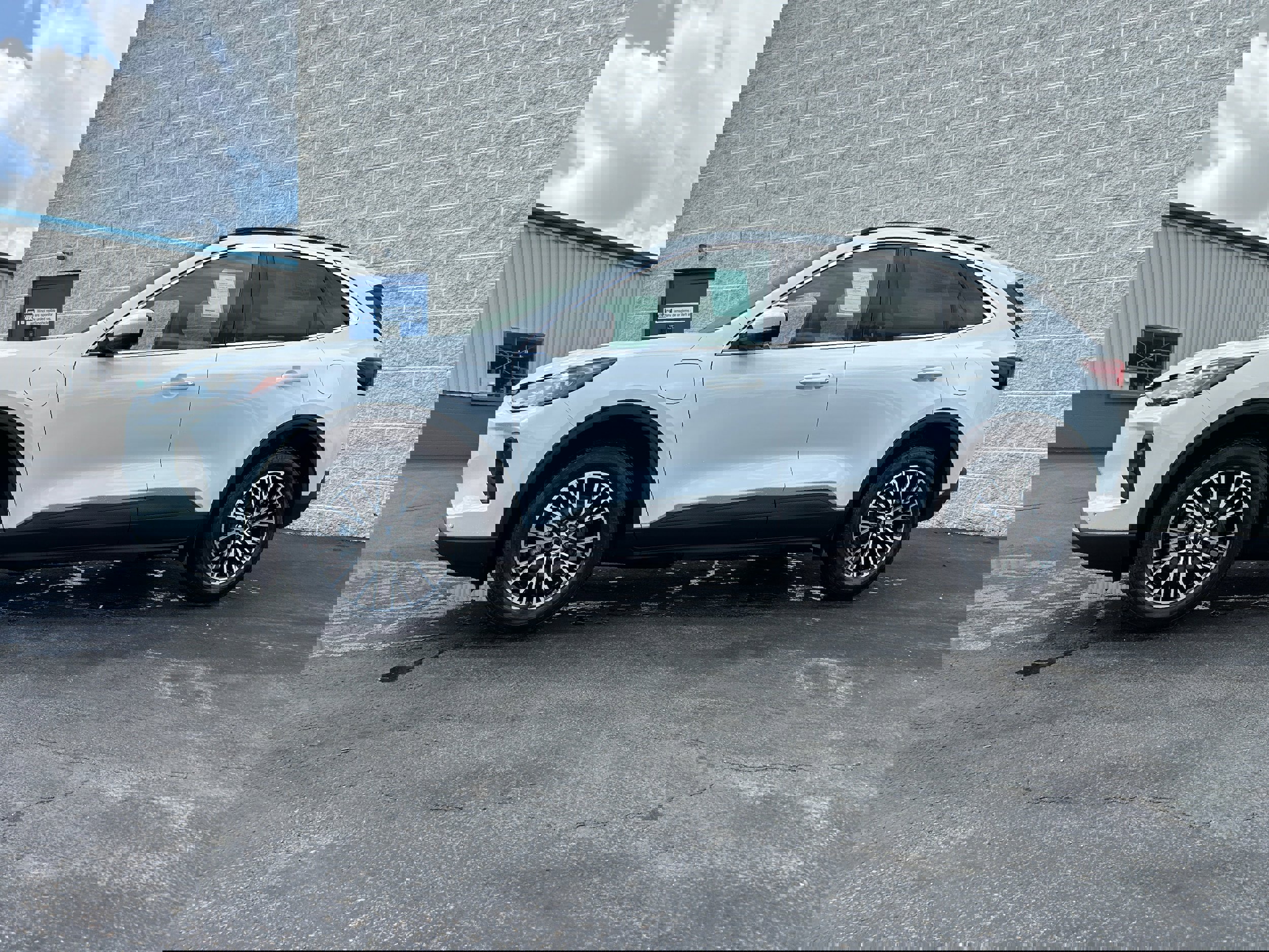 New 2025 Ford Escape SE w/ PHEV Premium Package FWD image 6