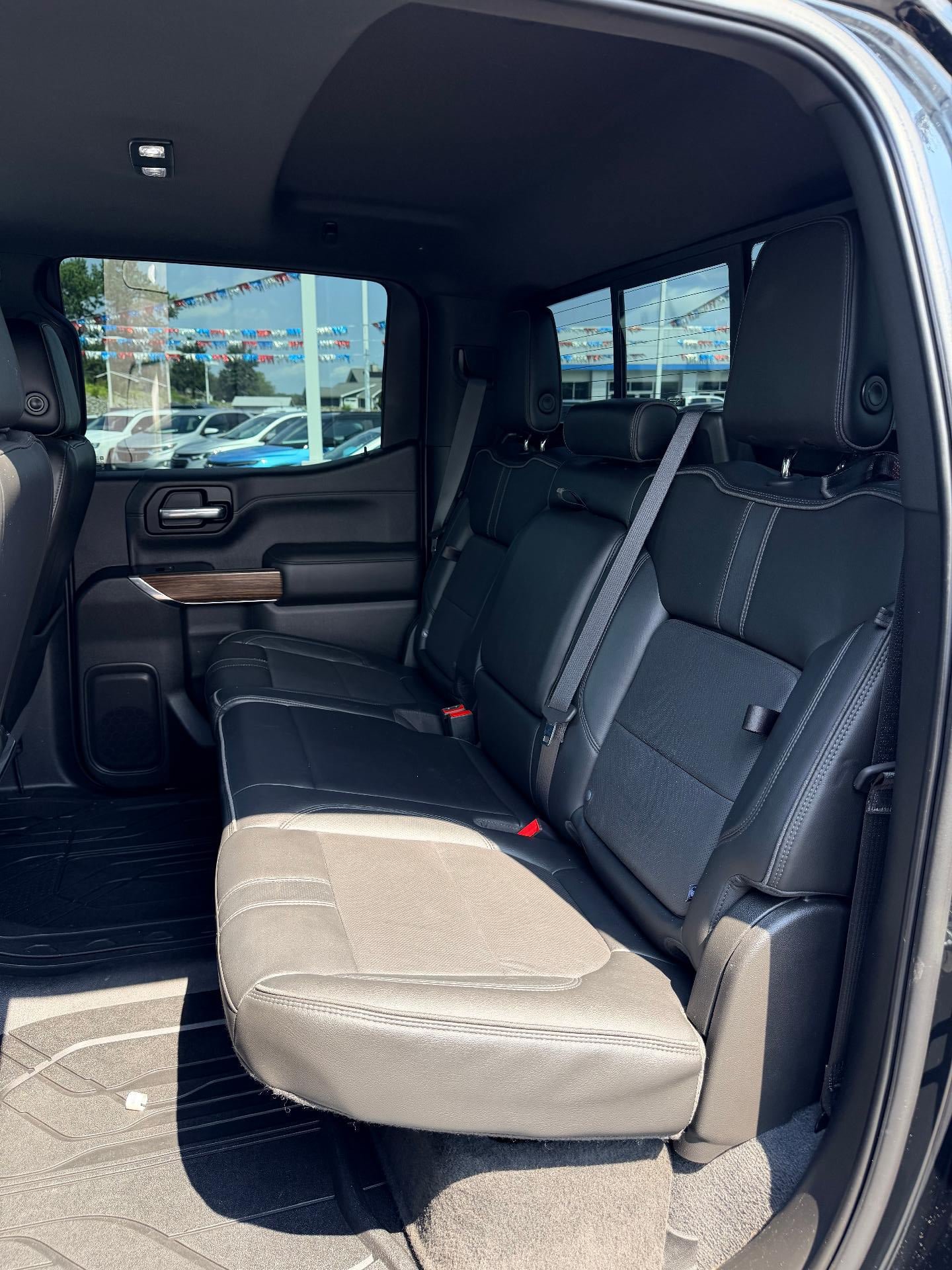Used 2019 Chevrolet Silverado 1500 High Country w/ Technology Package AWD/4WD image 10