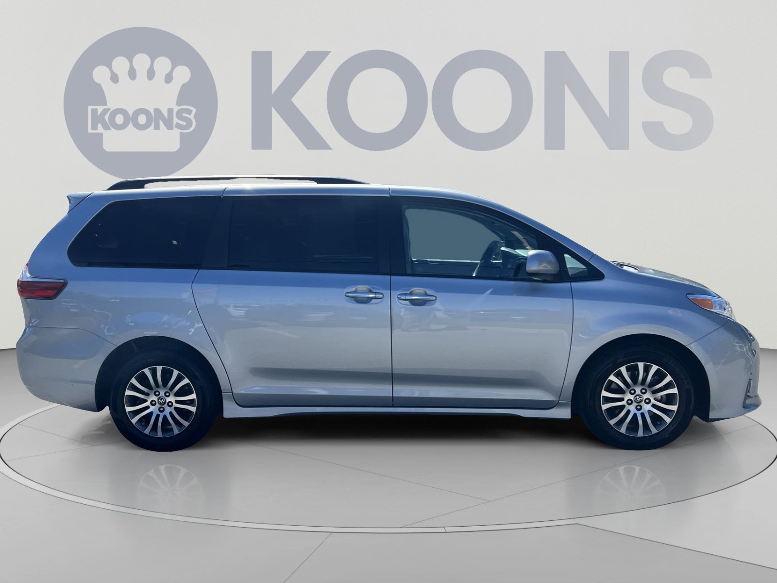 Used 2020 Toyota Sienna XLE w/ XLE Navigation Package FWD image 8
