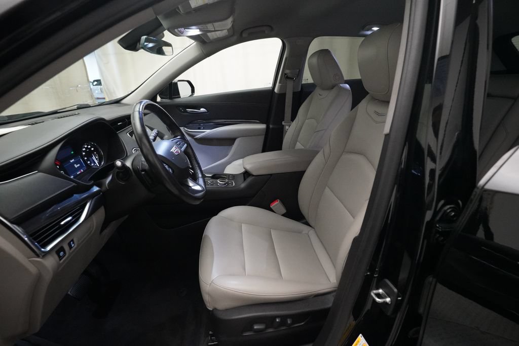 Used 2020 Cadillac XT4 Luxury w/ Cold Weather Package AWD/4WD image 7