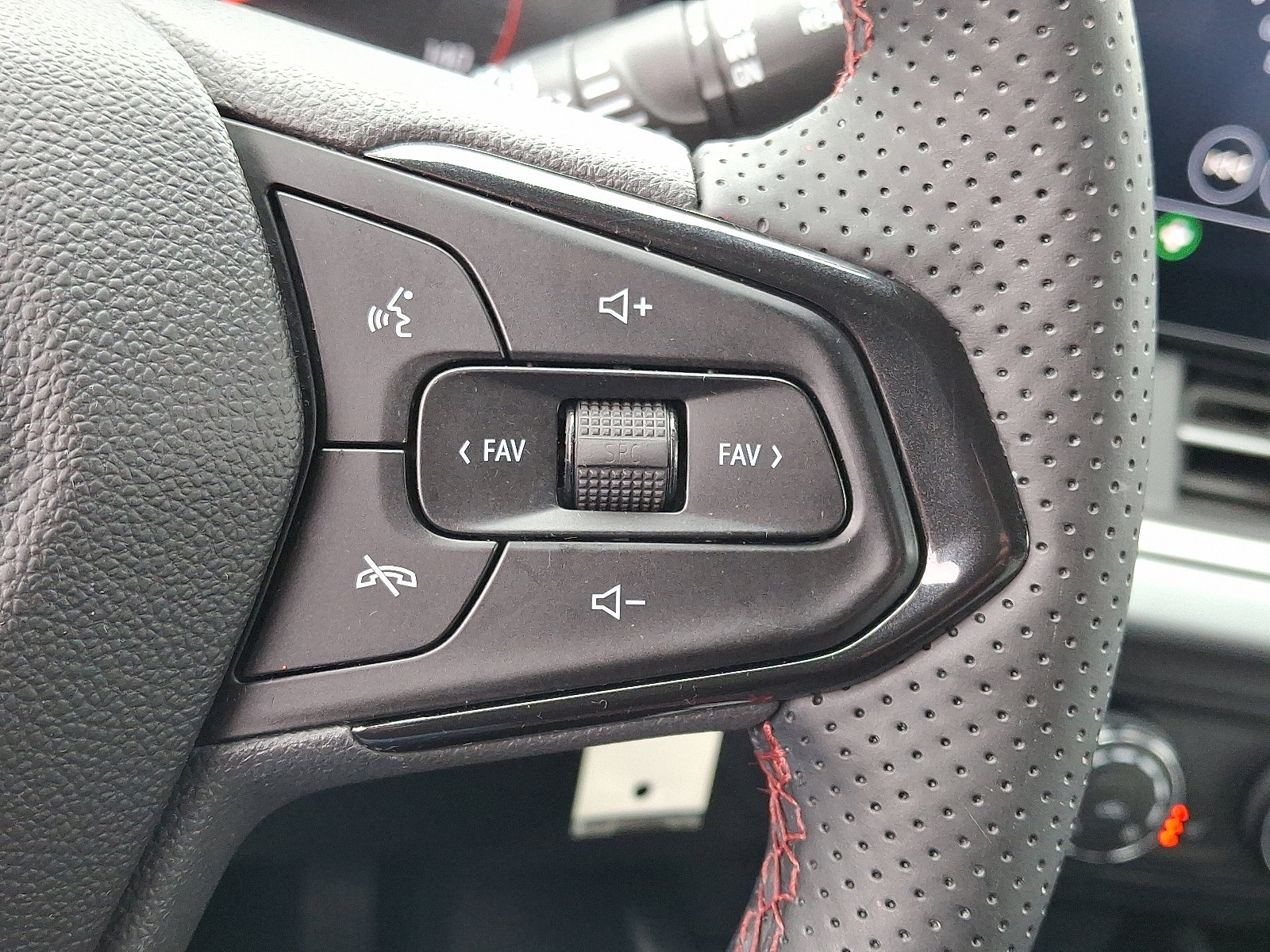 Used 2024 Chevrolet Trax RS w/ Driver Confidence Package image 21