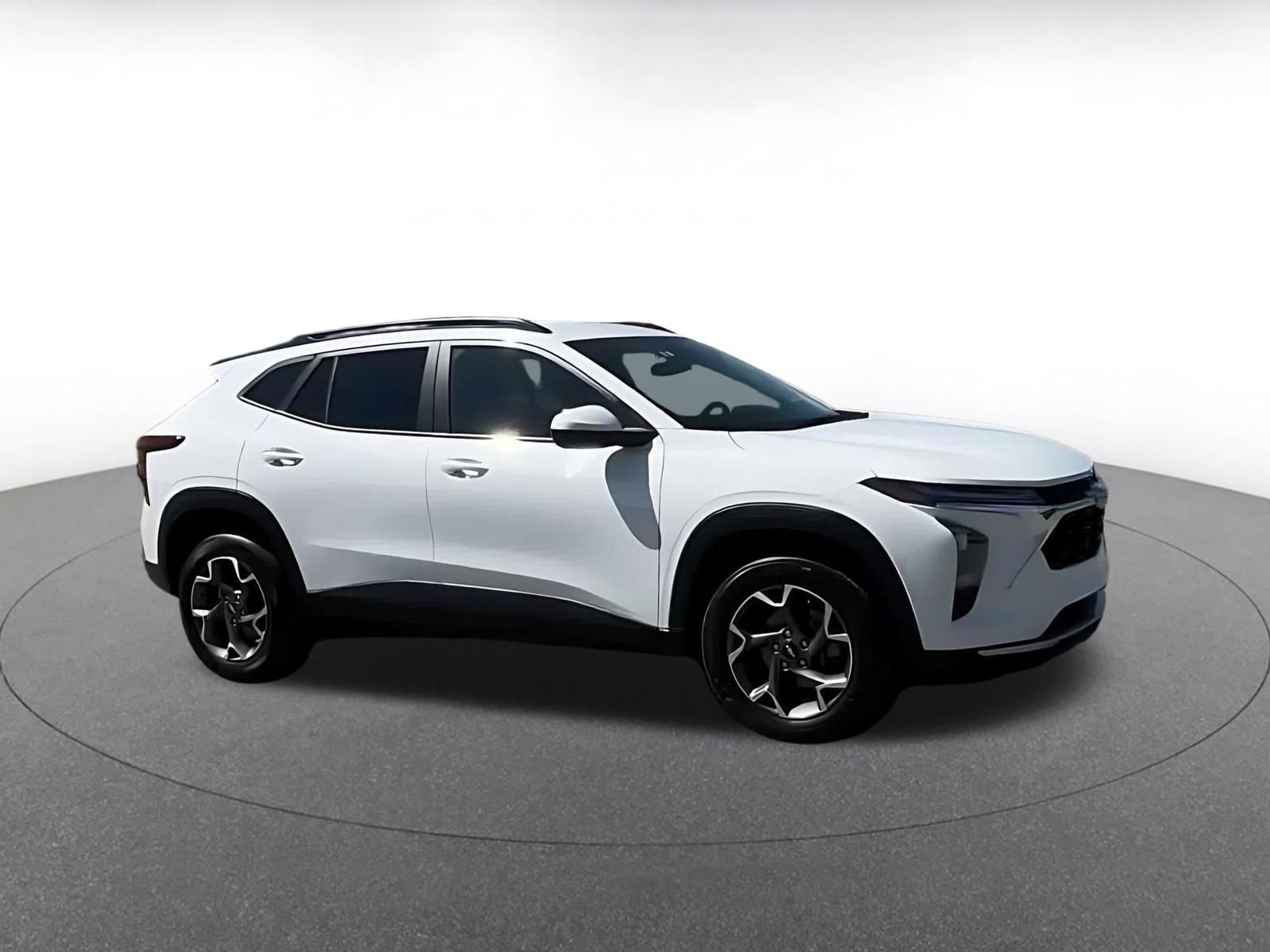 Used 2025 Chevrolet Trax LT FWD image 2