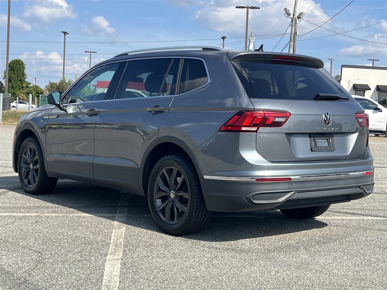 Used 2023 Volkswagen Tiguan SE image 24