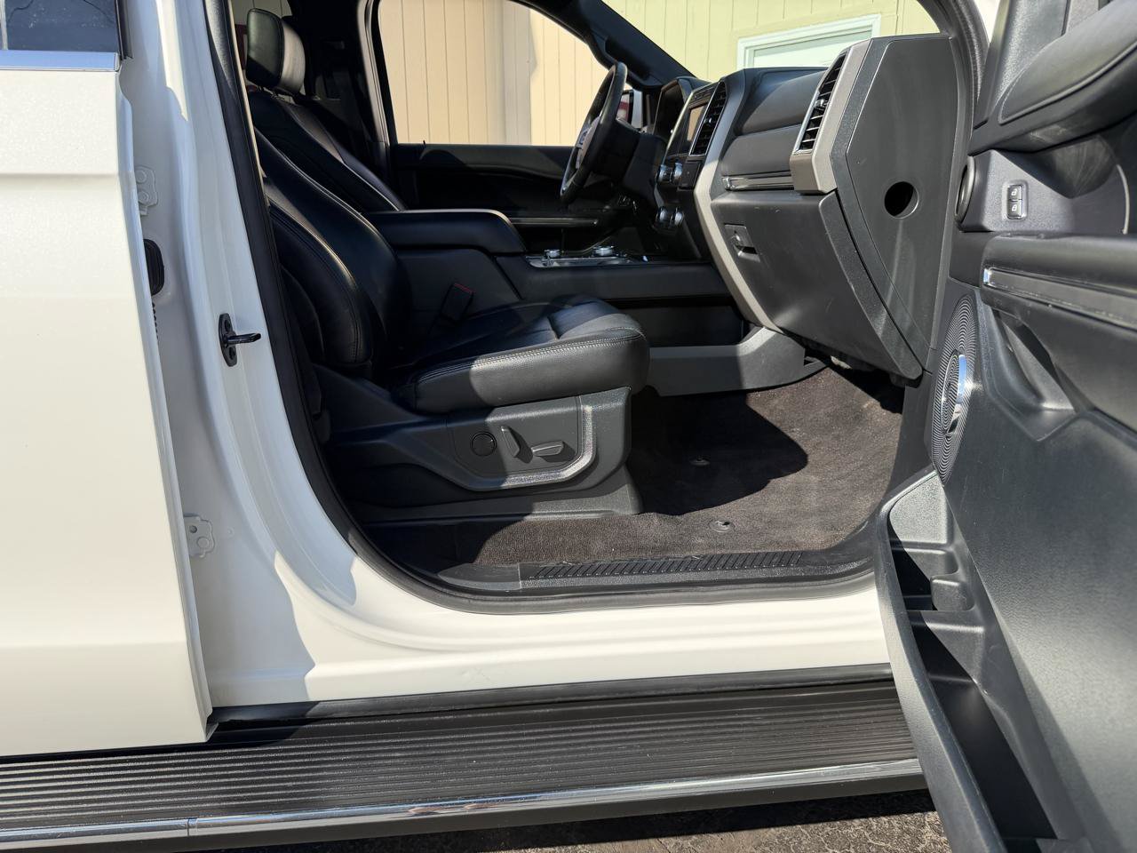 Used 2020 Ford Expedition XLT w/ Equipment Group 202A AWD/4WD image 34