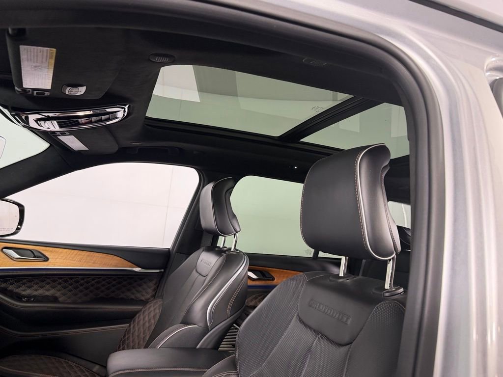 Used 2023 Jeep Grand Cherokee Summit image 25
