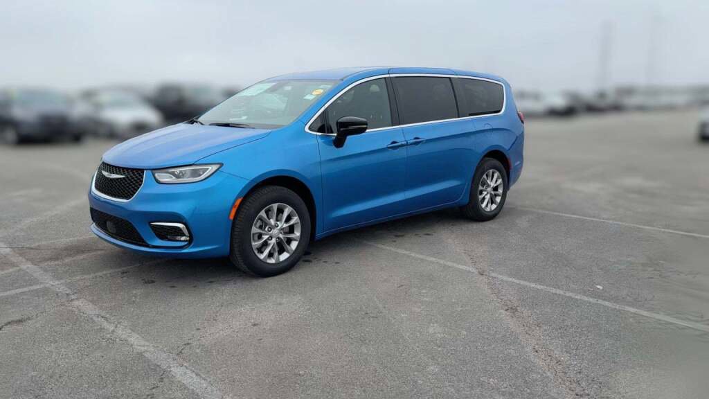 New 2026 Chrysler Pacifica Select