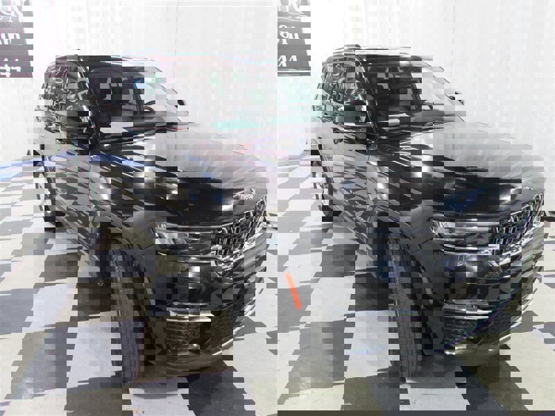 Used 2023 Jeep Grand Cherokee Limited image 5