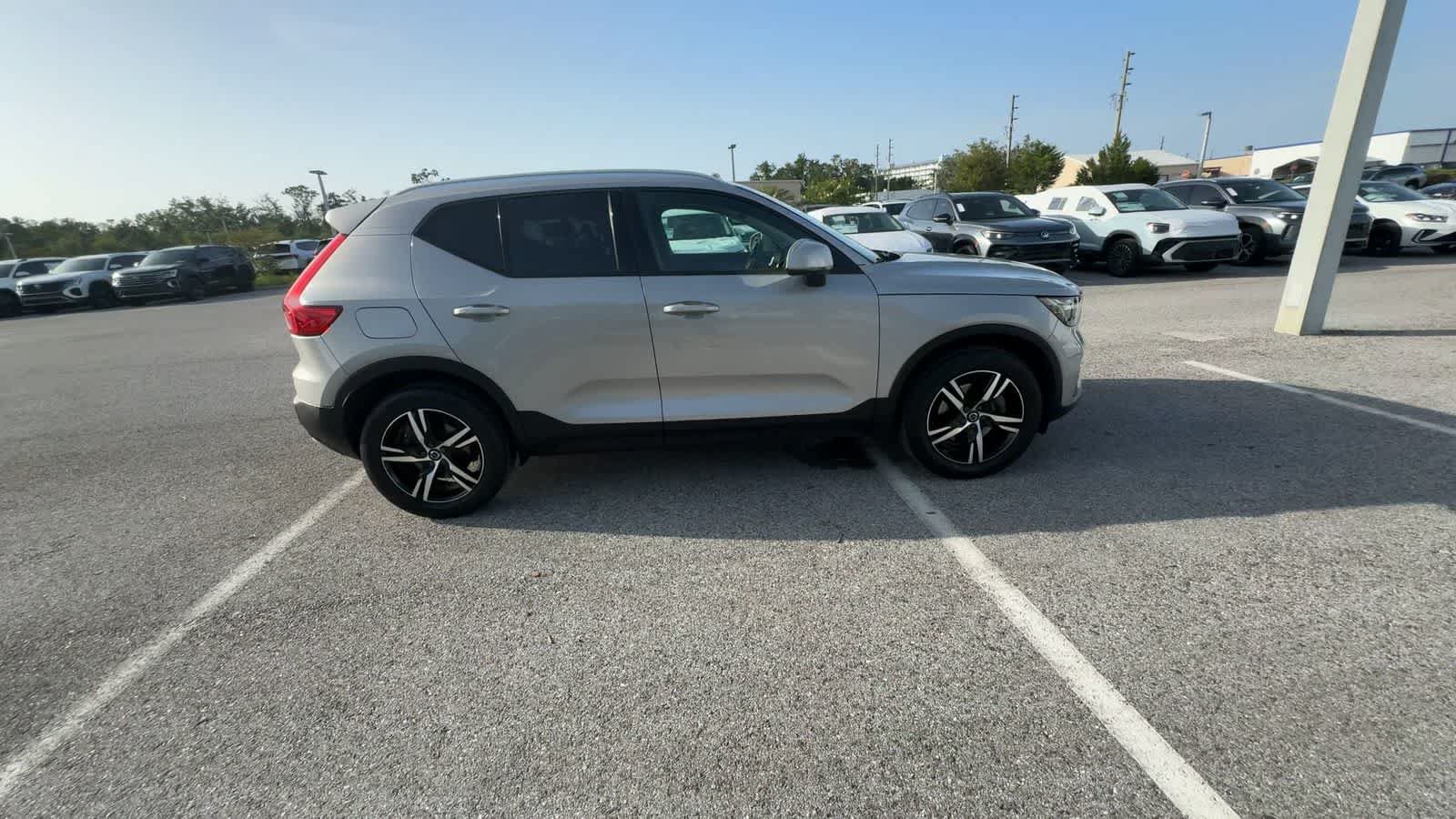 Used 2023 Volvo XC40 B4 Core w/ Convenience Package FWD image 9