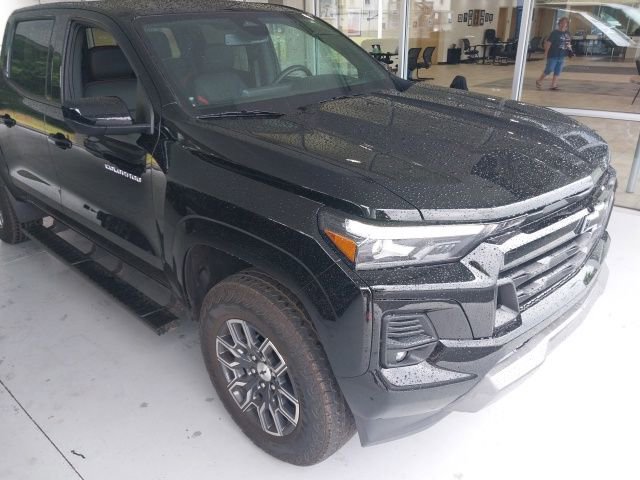 Used 2025 Chevrolet Colorado Z71 w/ Z71 Convenience Package 2 AWD/4WD image 2