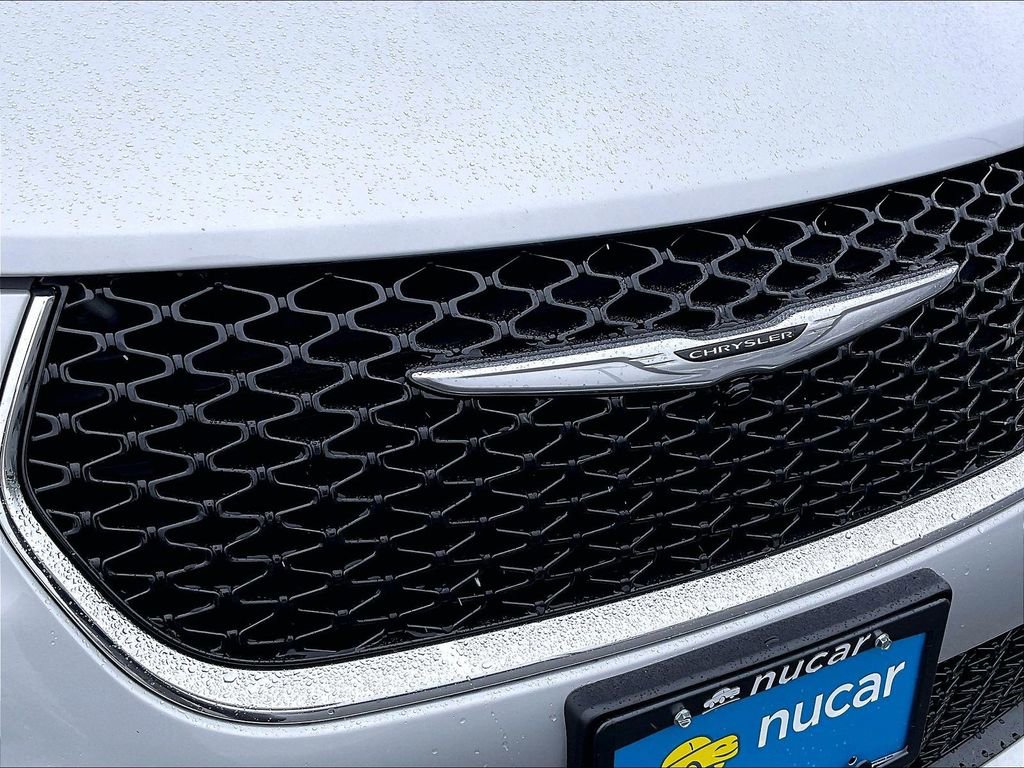 Used 2024 Chrysler Pacifica Touring-L image 27