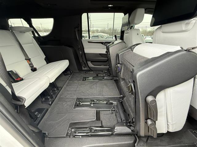 Used 2025 Chevrolet Suburban Premier image 31