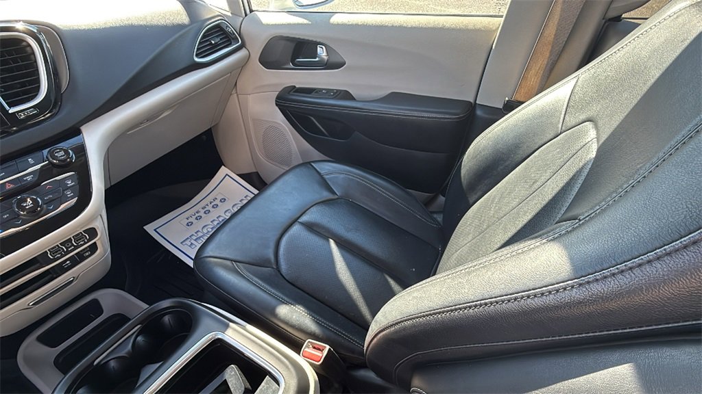 Used 2022 Chrysler Pacifica Touring-L image 15