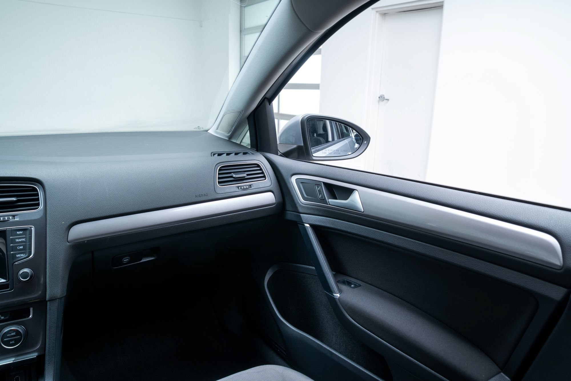 Used 2015 Volkswagen e-Golf Limited Edition FWD image 9