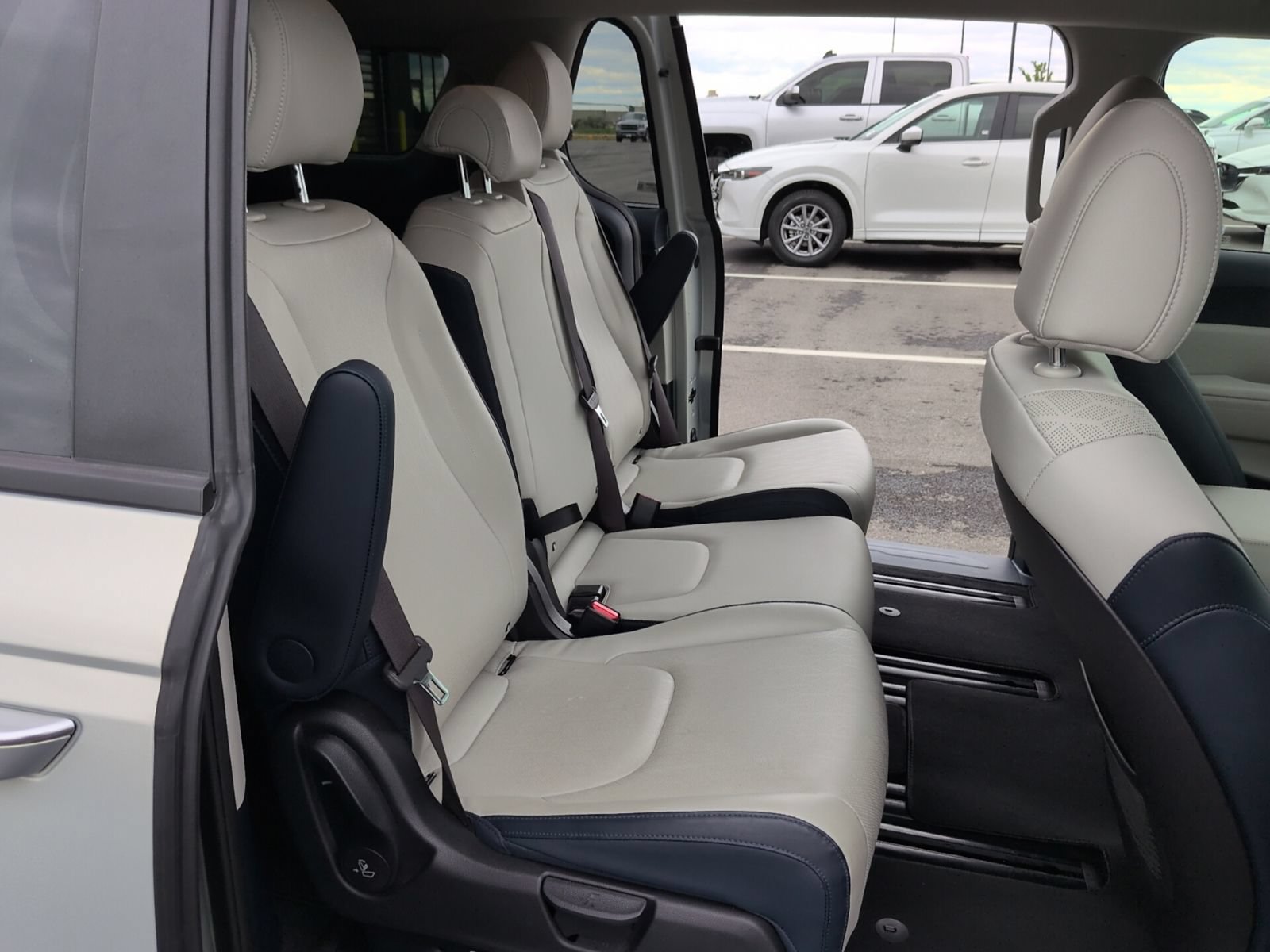 Used 2025 Kia Carnival EX FWD image 13