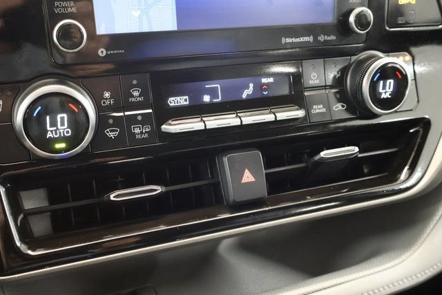 Used 2022 Toyota Highlander XLE AWD/4WD image 26