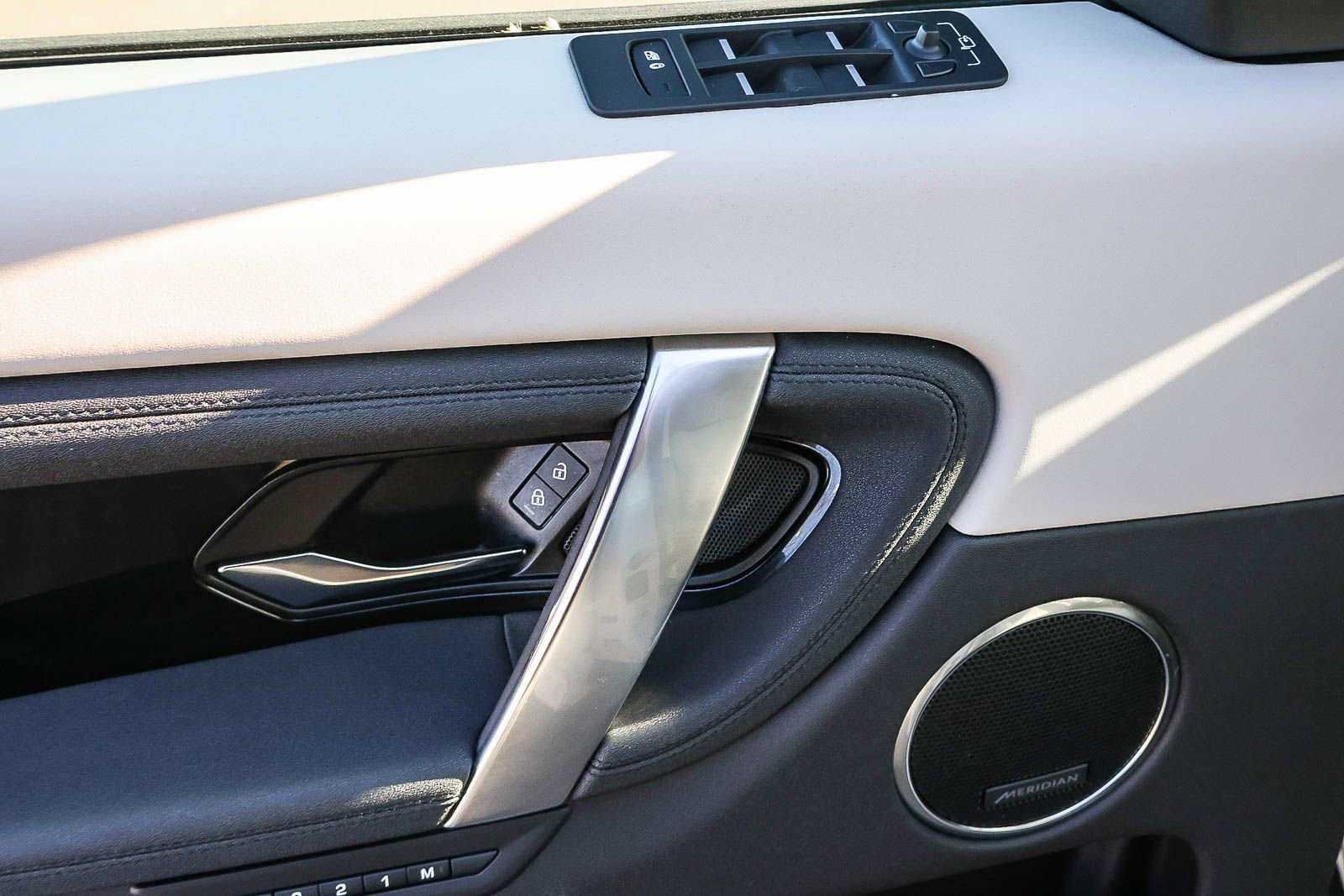 Used 2025 Land Rover Discovery Sport S image 33