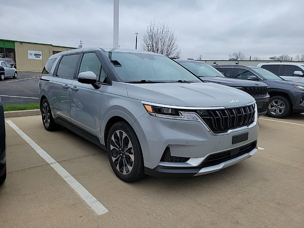 Used 2024 Kia Carnival EX image 1