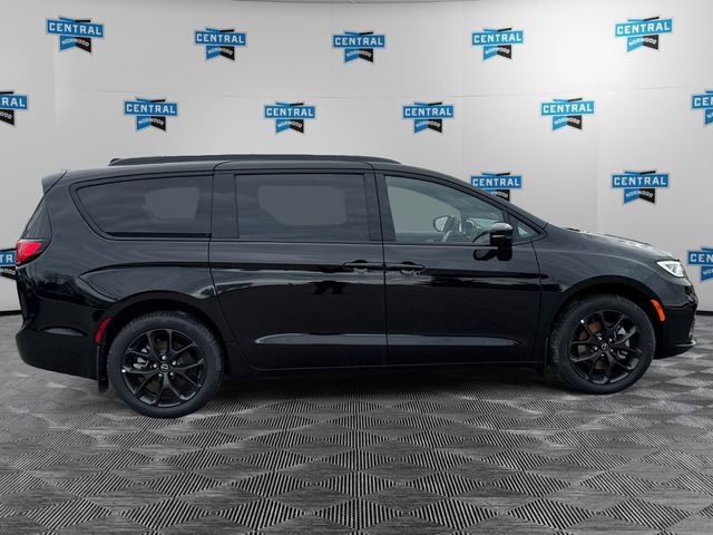 New 2026 Chrysler Pacifica Limited w/ S Appearance Package image 6