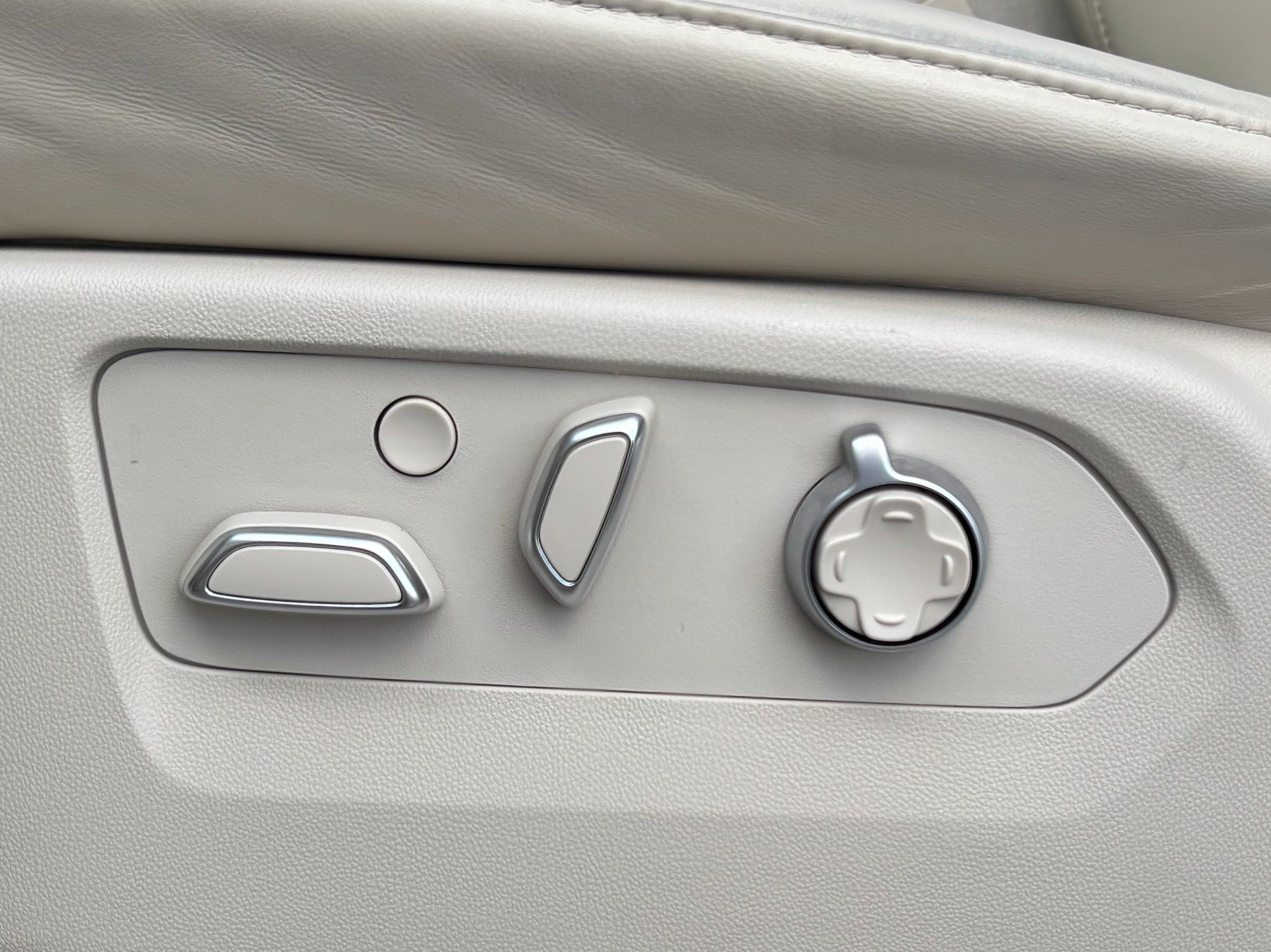 Used 2024 Cadillac Escalade Premium Luxury Platinum w/ LPO, Floor Liner Package AWD/4WD image 65