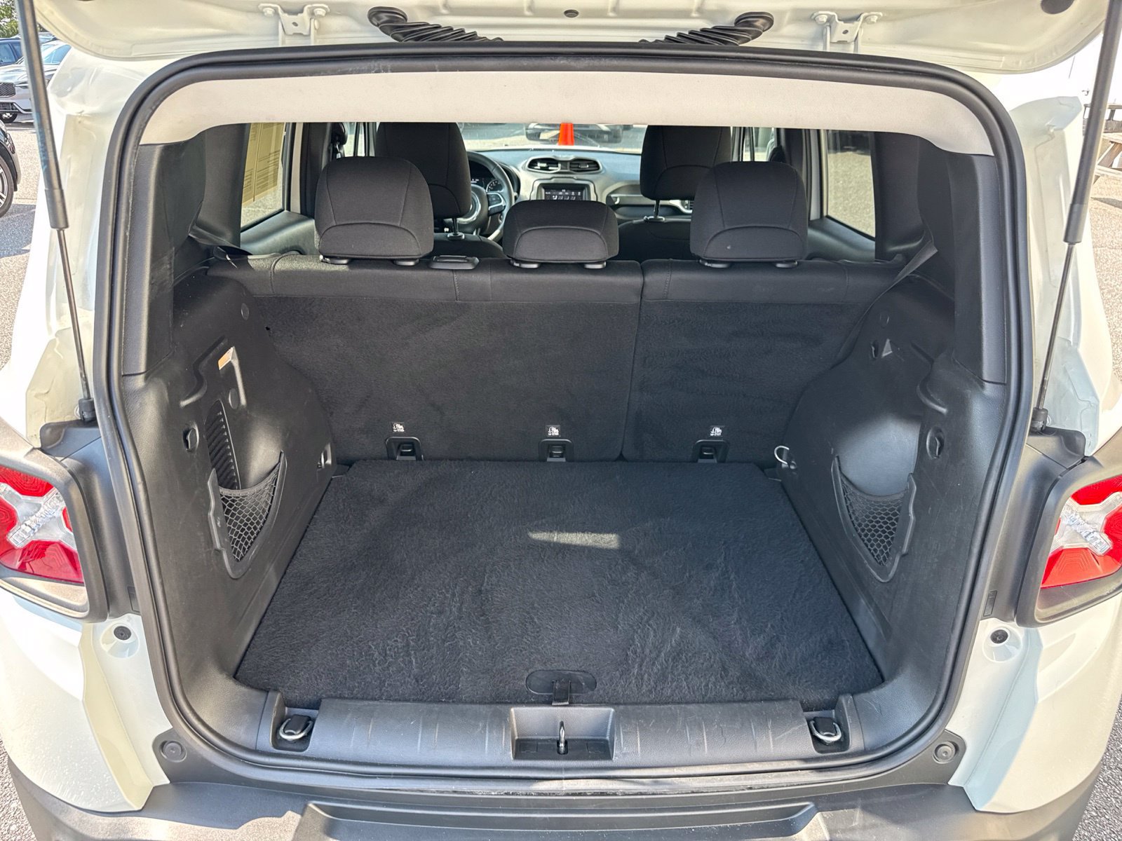 Used 2018 Jeep Renegade Latitude AWD/4WD image 11