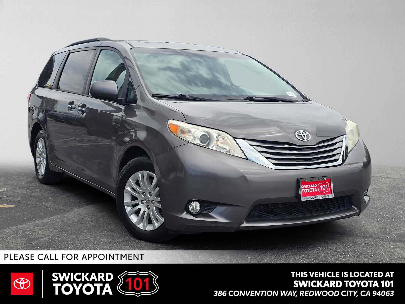 Used 2017 Toyota Sienna XLE w/ XLE Navigation Package FWD image 1