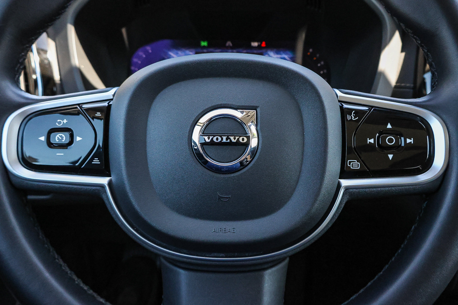 Used 2023 Volvo XC60 B5 Ultimate w/ Protection Package Premier FWD image 25