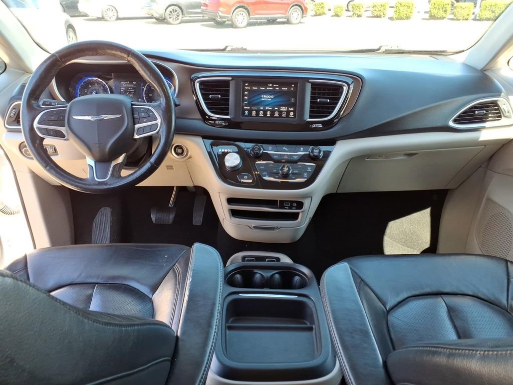 Used 2019 Chrysler Pacifica Touring-L image 7