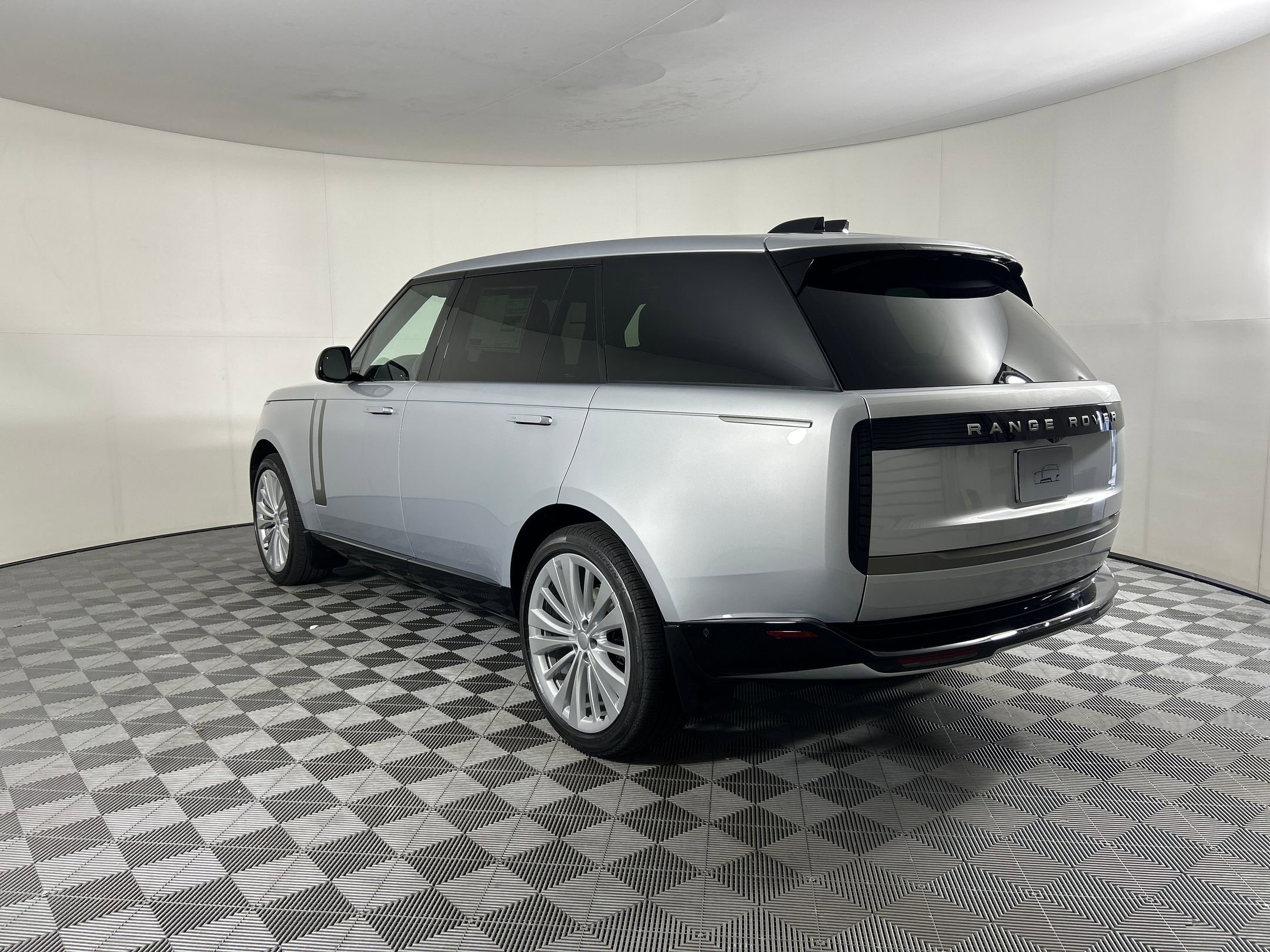 New 2025 Land Rover Range Rover Long Wheelbase SE image 3