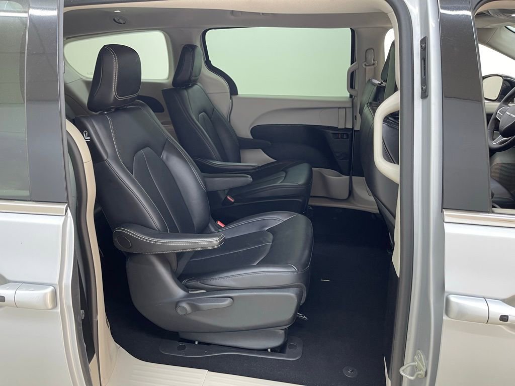 Used 2024 Chrysler Pacifica Select image 14
