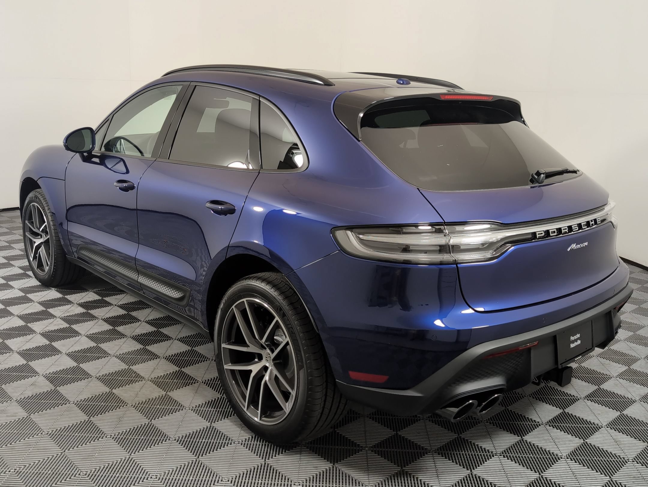 Certified 2025 Porsche Macan AWD/4WD image 3