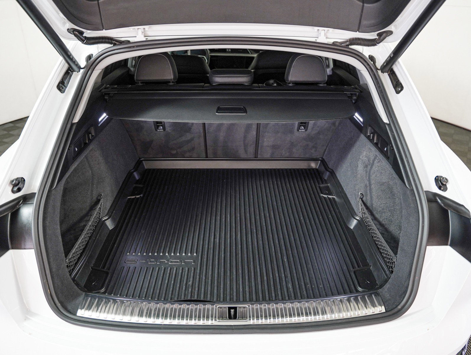 Used 2024 Audi Q8 e-tron Prestige w/ Prestige Package image 4