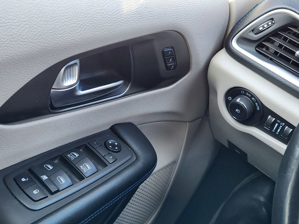 Used 2021 Chrysler Pacifica Touring-L image 17