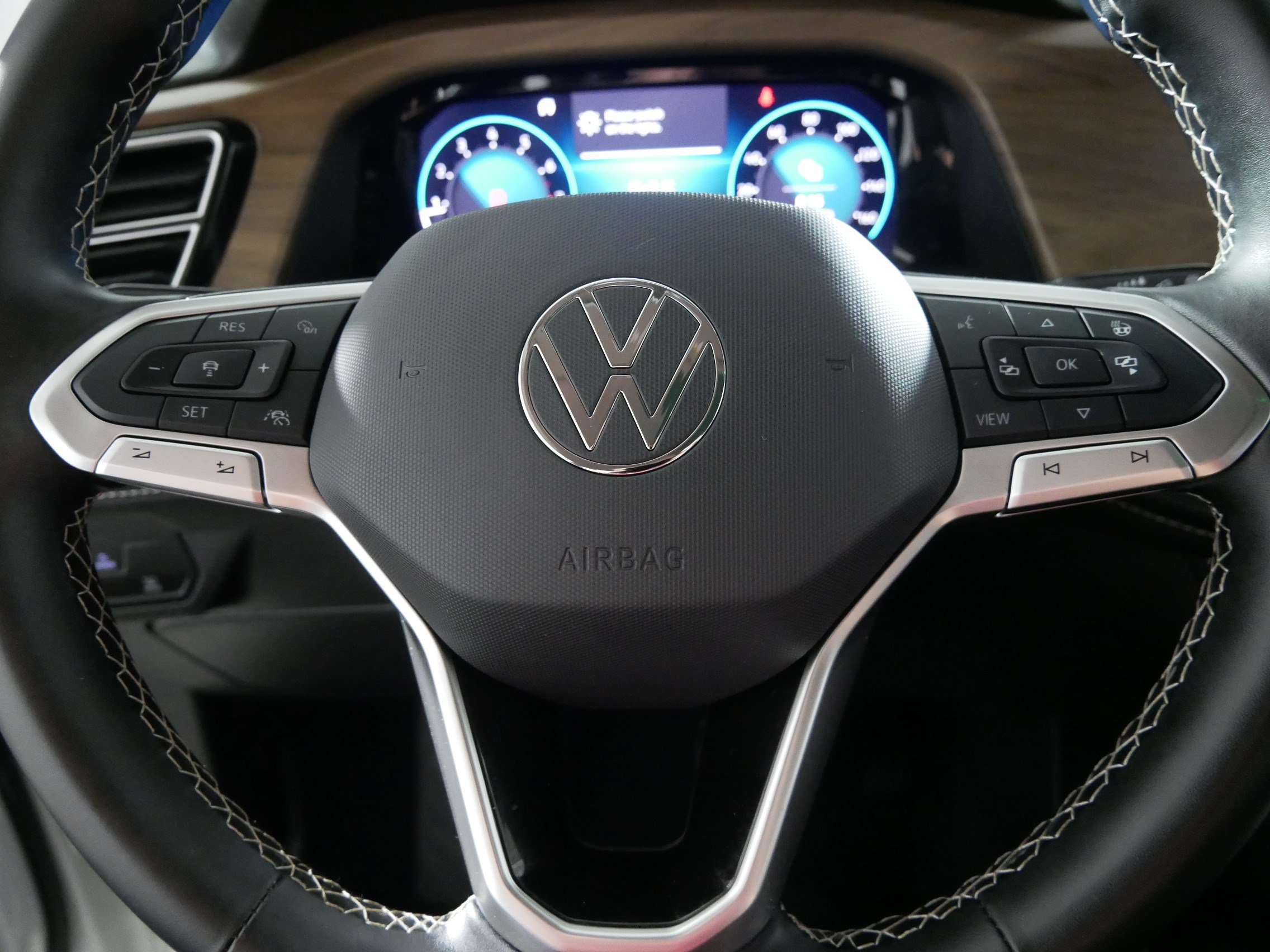 Used 2025 Volkswagen Atlas SE AWD/4WD image 25
