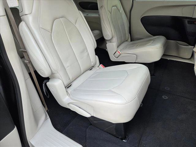 Used 2021 Chrysler Pacifica Touring-L image 18