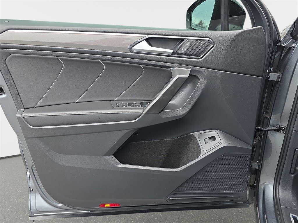 Used 2022 Volkswagen Tiguan SE R-Line image 30