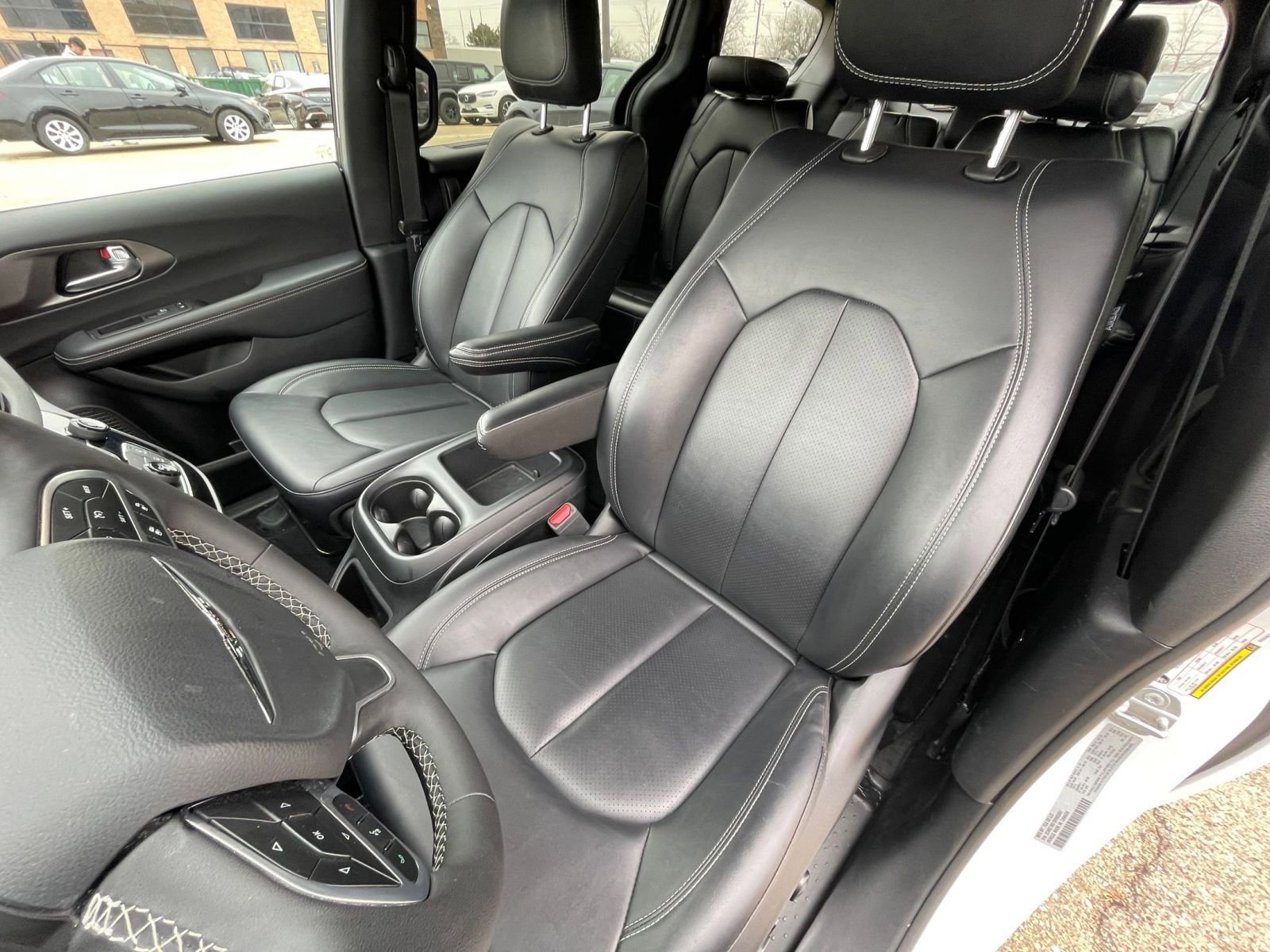 Used 2025 Chrysler Pacifica Select image 39