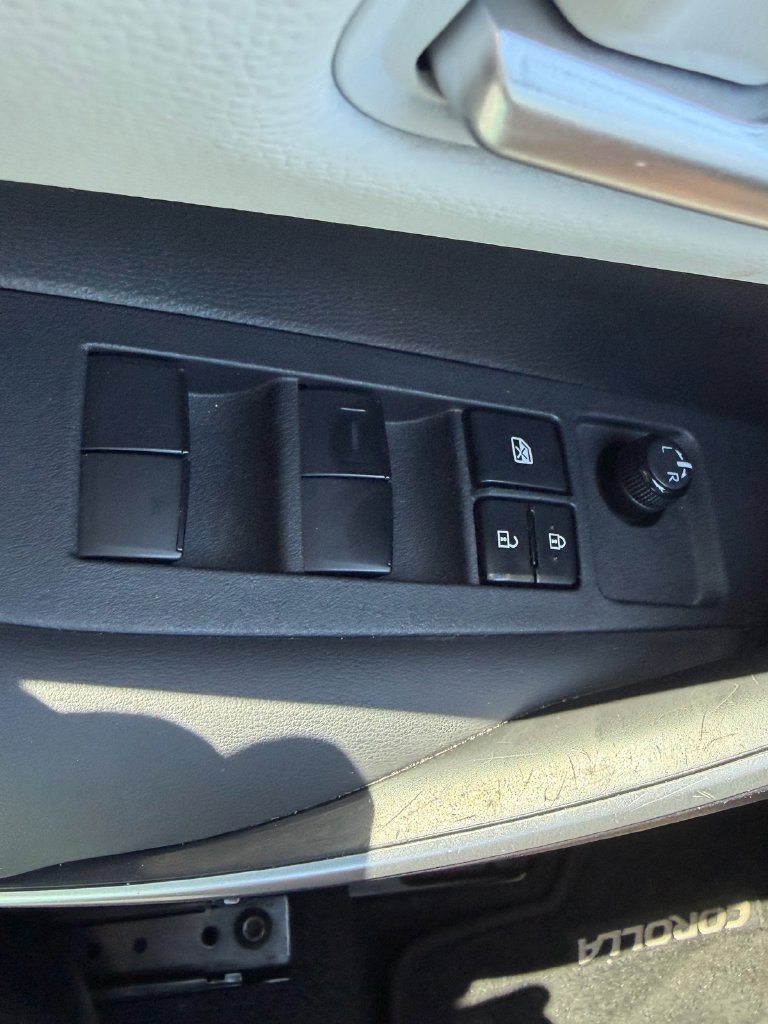 Used 2023 Toyota Corolla SE w/ SE Premium Package FWD image 32