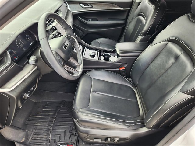 Used 2023 Jeep Grand Cherokee Limited w/ Black Appearance Package image 13