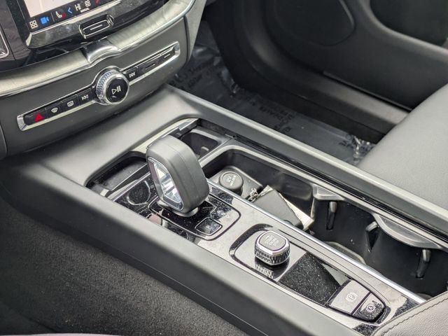 Used 2025 Volvo XC60 B5 Plus image 22