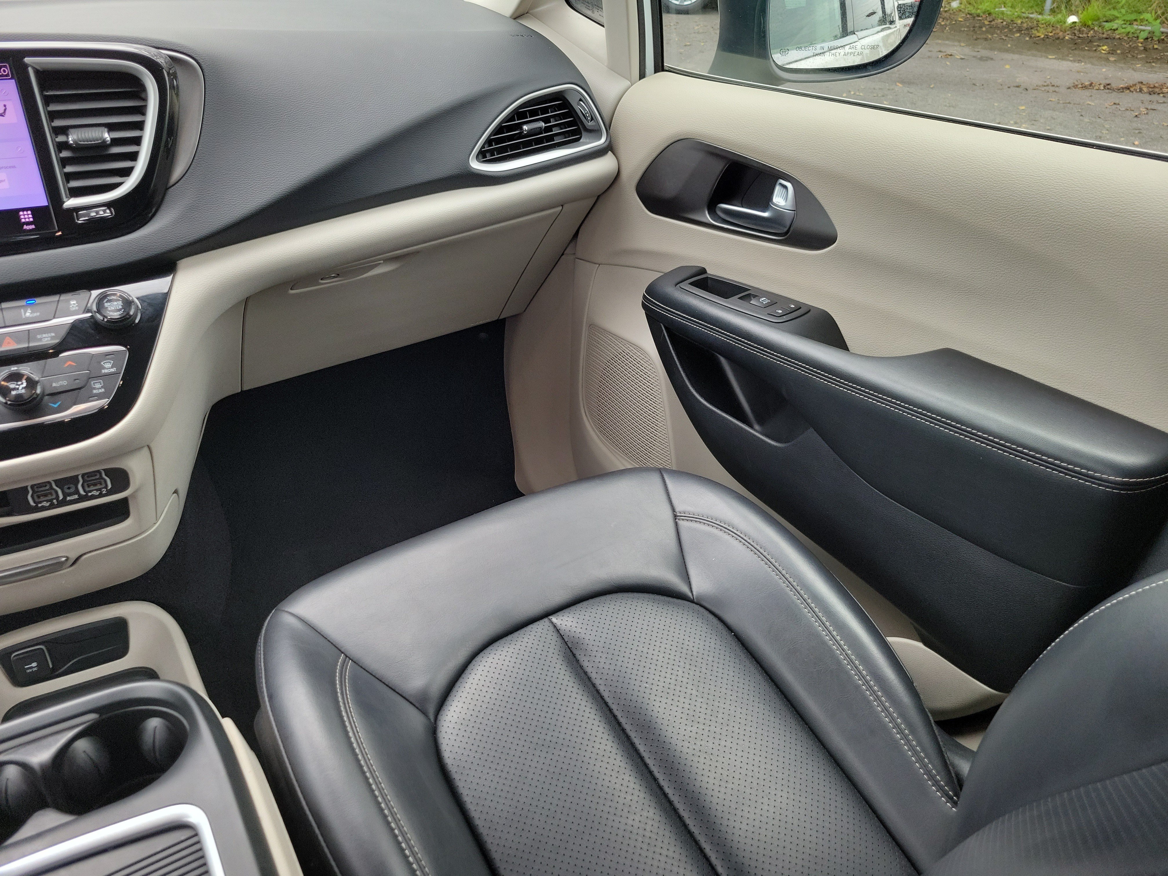 Used 2023 Chrysler Pacifica Touring-L FWD image 25